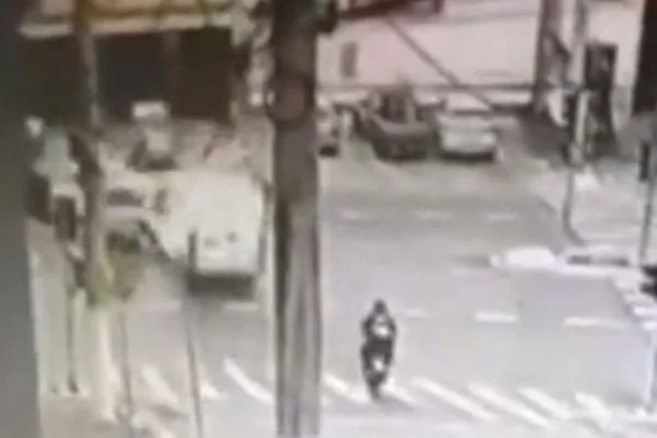 Imagem colorida de van branca colidindo com carro. Metrópoles