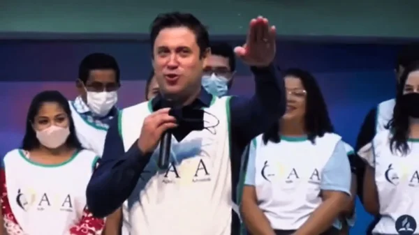 Imagem colorida do pastor Celso Longo fazendo saudação nazista durante culto em 2021 em igreja - Metrópoles