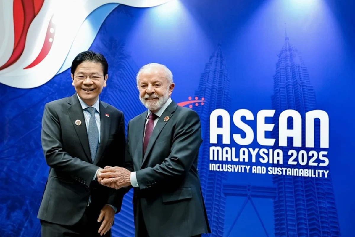 Lula conversa com primeiro-ministro de Singapura sobre COP30 1 O presidente Luiz Inácio Lula da Silva com o primeiro-ministro de Singapura, Lawrence Wong, na 47ª Cúpula da ASEAN, em Kuala Lumpur, Malásia.