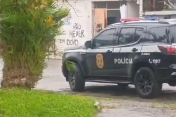 Corpo foi encontrado em casa abandonada após denúncia. Vizinhos relataram gritos de socorro dias antes e um forte odor vindo da residência - Metrópoles