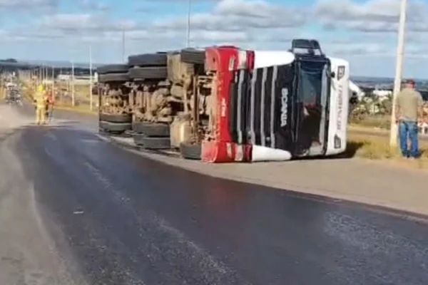 Carreta tomba e pista fica coberta por óleo diesel na BR-040