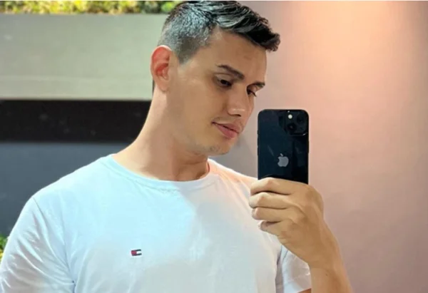 Homem fazendo selfie