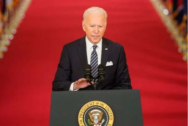 Joe Biden, presidente dos Estados Unidos. Ele usa terno escuro e camiseta clara. Ele tem cabelos brancos- Metrópoles