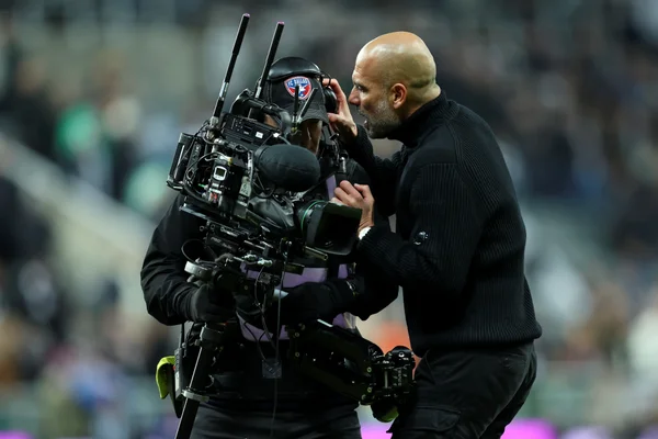 Guardiola pede desculpas após atacar cinegrafista em derrota do City