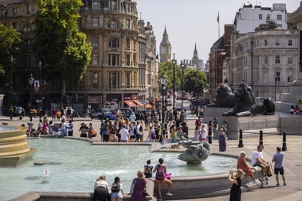 pessoas em fonte em Londres