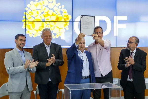 Ibaneis assina medida que agiliza emissão de licenças ambientais no DF