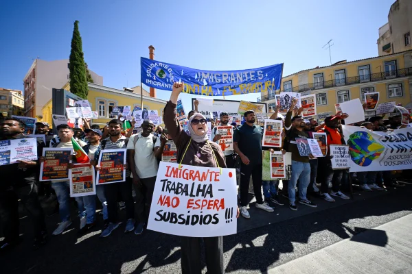Centenas de pessoas se reuniram na quarta-feira (17/9) em frente à Assembleia da República, em Lisboa, Portugal, exigindo “documentos para todos”