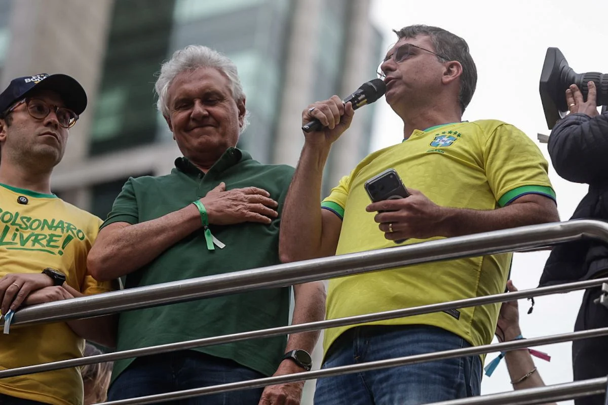 Sob fogo de Caiado, Flávio vive saia-justa com Nikolas em palanque
