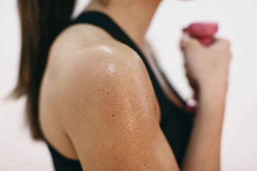 Close de ombro de mulher de camiseta preta - Metrópoles