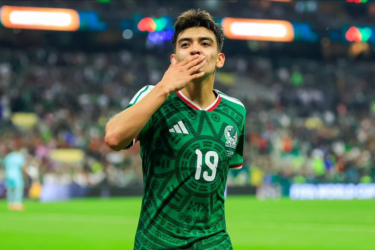 Jovem craque do México, Gilberto Mora celebra diploma do ensino médio dias após brilho na Copa do Mundo e sondagens de gigantes europeus