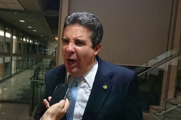 “Quero ver quem vai ser macho de tirar minha mãe lá de dentro”, diz Valmir Amaral sobre leilão de mansão milionária
