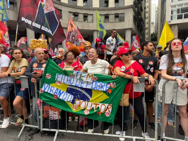 No RJ e sem Eduardo Paes, Lula faz último ato de campanha antes do 1º turno - destaque galeria No RJ e sem Eduardo Paes, Lula faz último ato de campanha antes do 1º turno - destaque galeria