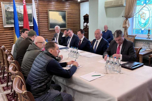 Segunda reunião para negociar cessar-fogo entre Rússia e Ucrânia com representantes de ambos os países reunidos em uma mesa - Metrópoles