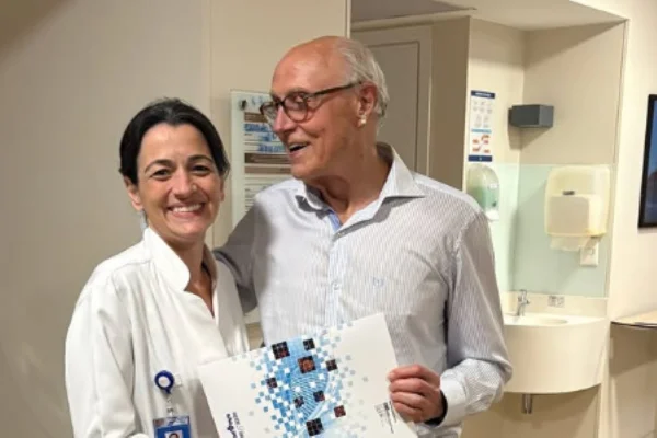 Imagem colorida de Suplicy junto com médica que lhe deu alta. Metrópoles