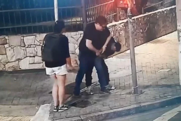 Imagem colorida mostra momento em que advogado é agredido e roubado antes de ser encontrado morto. Metrópoles
