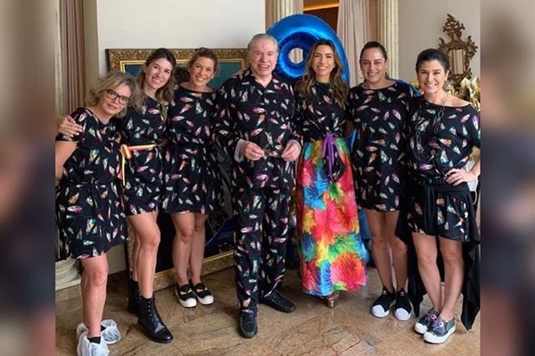Silvio Santos e as filhas vestindo pijamas - Metrópoles