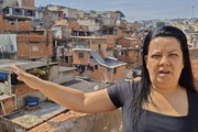 Áurea Barros Ribeiro, moradora do Parque Santa Madalena, na Zona Leste de São Paulo, diz que a cobrança pesa no orçamento da sua família.