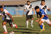 Jogadores de Cianorte e Mixto disputam bola nas oitavas da Série D