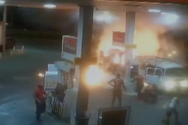 Vídeo: motorista salva 6 crianças dentro de kombi incendiada em posto