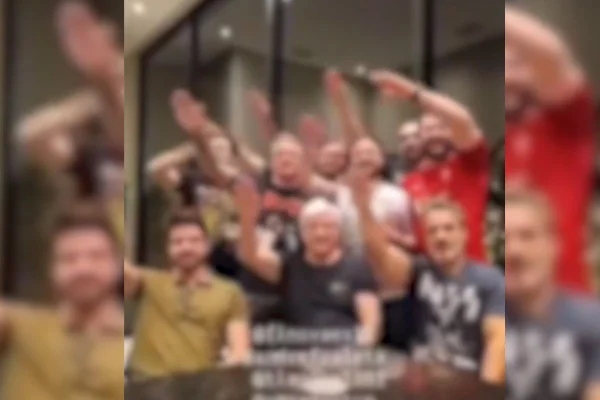 Imagem colorida mostra grupo de homens de catanduva fazendo gesto parecido com o nazista. eles são investigados pela polícia - Metrópoles