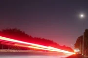 Na EPGU, além do carros, a responsável por iluminar a via é a Lua