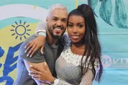 Giovanna ao lado do cantor Belo