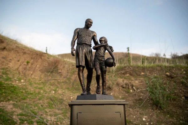 Estátua em homenagem a Kobe Bryant