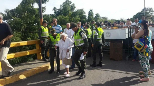 Venezuelanos cruzam fronteira com a Colômbia para comprar comida