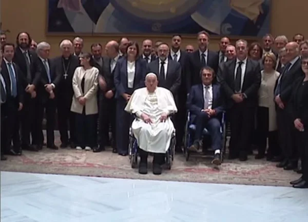 imagem colorida papa francisco recebe diretoria e funcionarios do hospital gemelli
