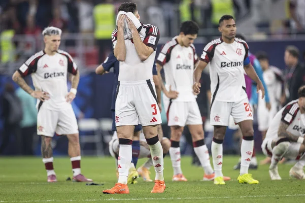 Foto colorida de elenco do Flamengo triste - Metrópoles