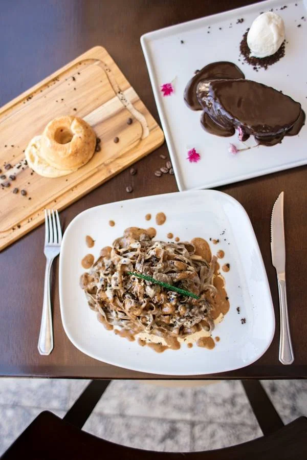Dolce Far Niente - R$ 65 (Águas Claras e 215 Sul)
Entrada: minipão especial da casa com calabresa, provolone e orégano
Prato Principal: fetuccine de café ao molho Alfredo e picadinho de filé
Sobremesa: rabanada coberta com calda de café e sorvete de baunilha Dolce Far Niente - R$ 65 (Águas Claras e 215 Sul)
Entrada: minipão especial da casa com calabresa, provolone e orégano
Prato Principal: fetuccine de café ao molho Alfredo e picadinho de filé
Sobremesa: rabanada coberta com calda de café e sorvete de baunilha