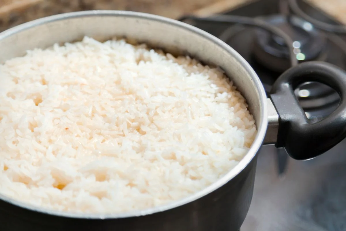 Pingar algumas gotas de limão ou adicionar uma colher de chá de vinagre na água do cozimento deixa o arroz mais branco e soltinho Pingar algumas gotas de limão ou adicionar uma colher de chá de vinagre na água do cozimento deixa o arroz mais branco e soltinho