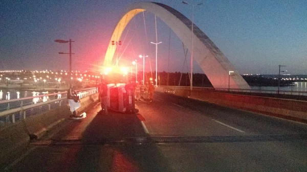 Capotamento interdita duas faixas da Ponte JK nesta segunda (20)