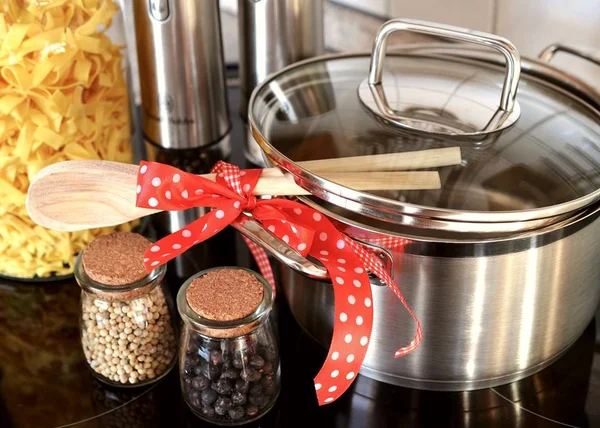 Hora de lavar a louça! Veja truques para limpar panela de inox