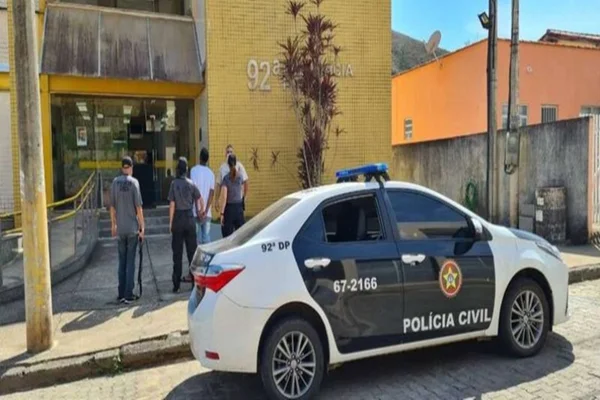 Líder de facção é preso enquanto fugia de cueca da polícia no RJ
