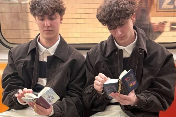livros em miniatura da coach acessório charm chaveiro moda - metrópoles