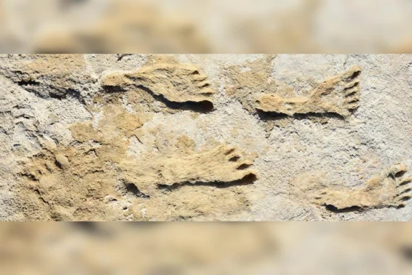 Imagem colorida de pegadas de humanos em deserto norte-americano - Metrópoles