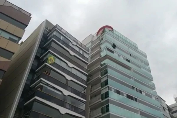 Homem fica preso em prédio após cair com parapente