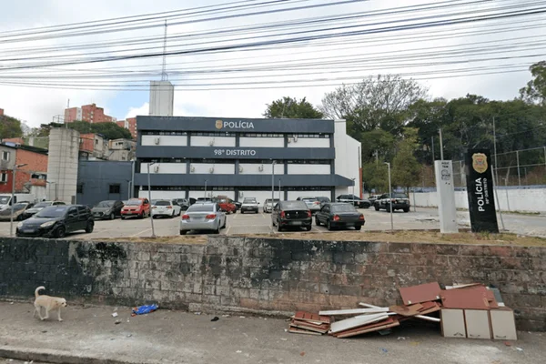 Imagem colorida do DP onde foi registrado o caso do homem que matou a sogra e esfaqueou a esposa - Metrópoles