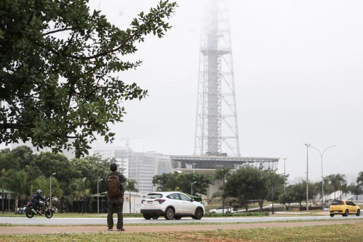 O céu de Brasília amanheceu tomado por uma forte neblina O céu de Brasília amanheceu tomado por uma forte neblina