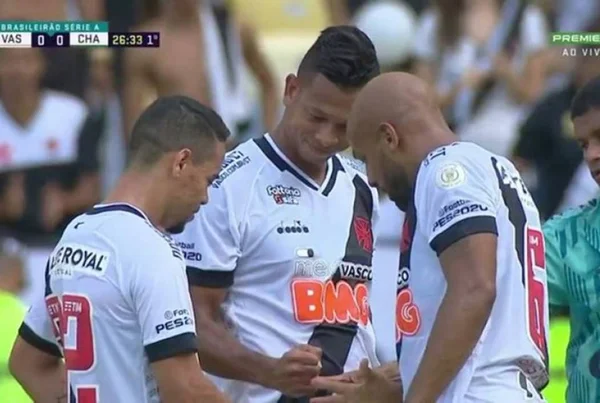 Vídeo. “Pedra, papel e tesoura” define cobrador de falta do Vasco