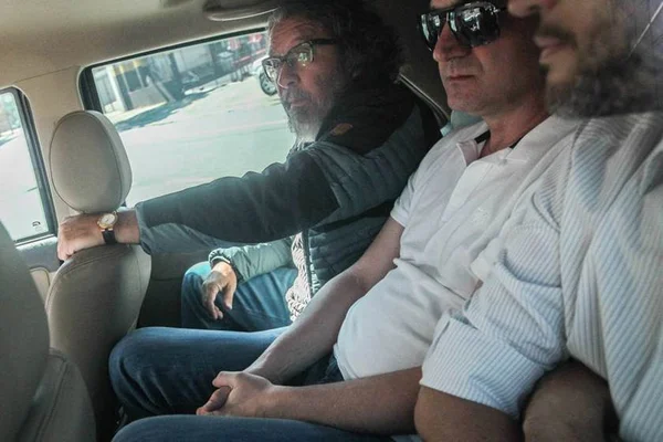 Ricardo Saud chega à Papuda: numa mão, a mala. Na outra, o travesseiro