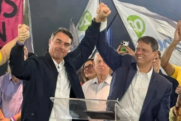 Guilherme Derrite e Flávio Bolsonaro durante a convenção que formalizou candidatura de Tarcísio de Freitas à reeleição - Metrópoles
