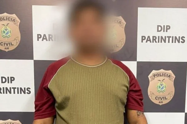 Foto de homem com rosto desfocado em frente a painel da polícia - Metrópoles