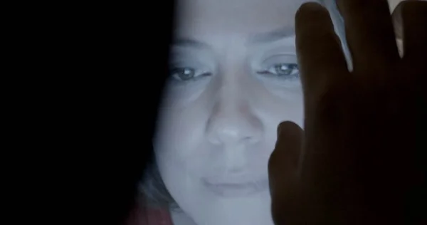 Crítica: “Malícia” observa relacionamentos no mundo contemporâneo
