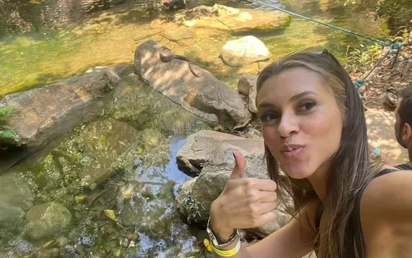 imagem colorida turista encontra cobra em cachoeira