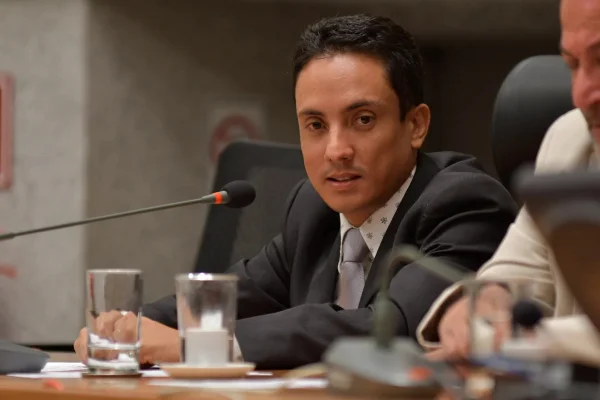 Comunicador Fernando Fidelis morre após luta contra anemia falciforme
