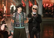 Stella Tennant e Karl Lagerfeld no desfile Metiers d'Art, em 2012 Stella Tennant e Karl Lagerfeld no desfile Metiers d'Art, em 2012