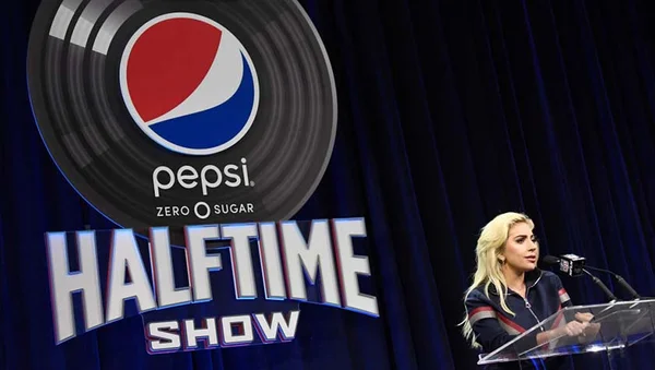 Lady Gaga mira em Trump durante show do Super Bowl deste domingo (5/2)