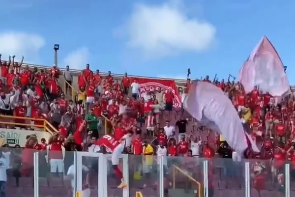 Atacante do Sergipe viraliza ao festejar gol na arquibancada; veja